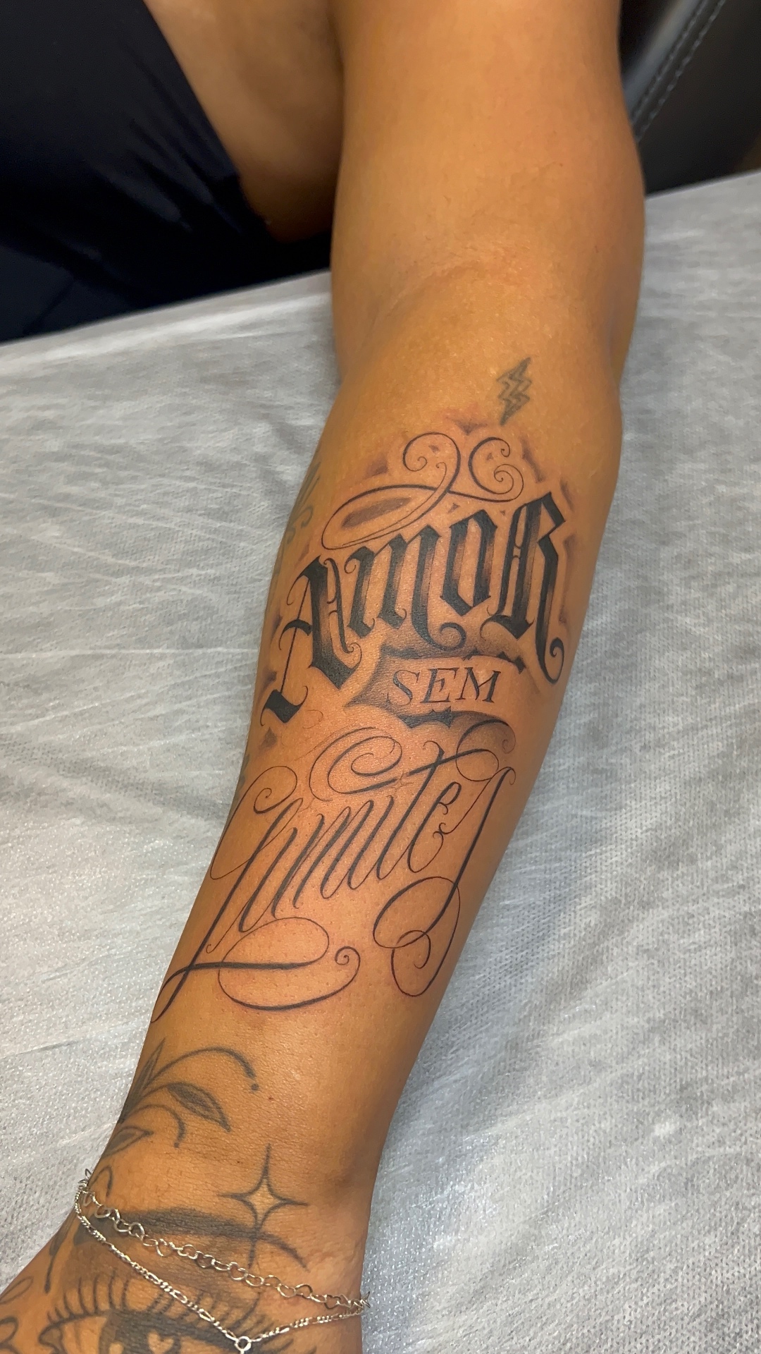Lettering freehand, letras com presença valorizando o espaço anatômico
