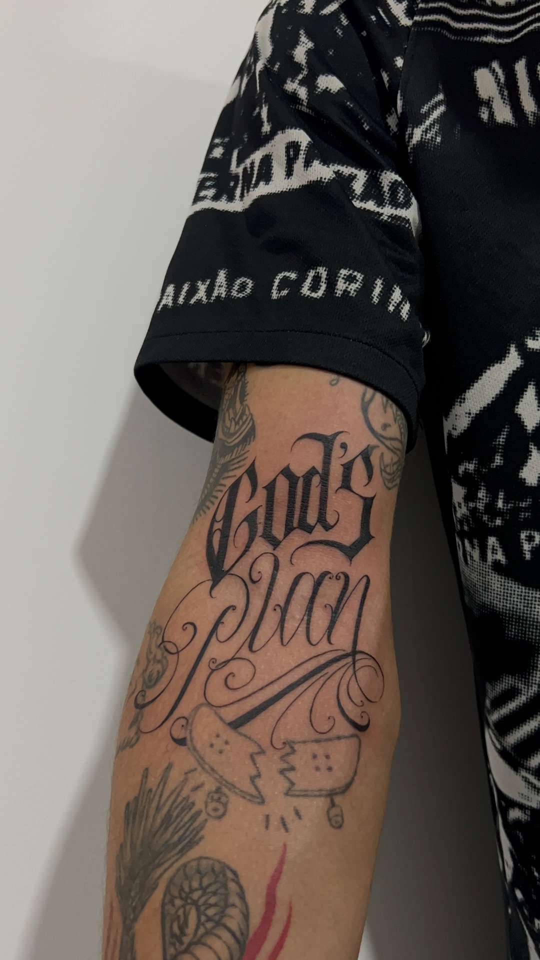 Blackwork, ornamento no braço com linhas grossas e sombras suaves formando bracelete